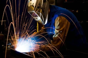 Bakıda üzərinə benzin tökülən qaynaqçı yandı