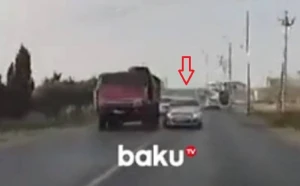 Əks yola çıxan sürücü təhlükəli anlar yaşatdı - VİDEO