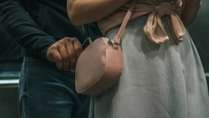 Bakı metrosunda qadının telefonu OĞURLANDI