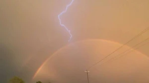 Gözlənilməz təbiət hadisəsi: Göy qurşağını ildırım vurdu - VİDEO
