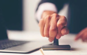 Bu halda borclunun bank hesabına həbs qoyulacaq