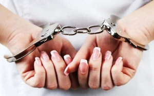 Atanın qətlinə görə oğlu axtarılırdı - Qızı saxlanıldı