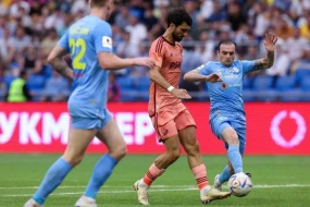 UEFA Mahir Emrelinin qolunu əlindən aldı - VİDEO