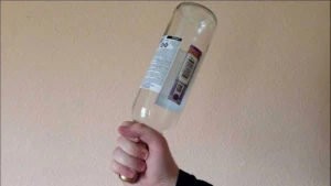 Evini yoxlayan məmurun başına butulka vuran fəhlə ilə bağlı QƏRAR