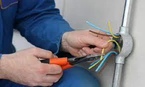 Kamera quraşdıran ustanı elektrik cərəyanı vuraraq öldürdü