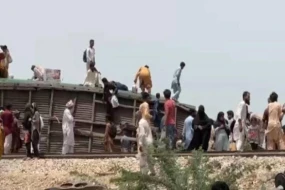 Pakistanda qatar relsdən çıxdı - 30 ölü, 80 yaralı