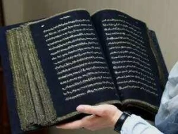 İran əsilli sənətçi Qurani-Kərimi cırdı - VİDEO