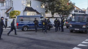 \"Qurani-Kərim\"ə daha bir alçaq hücum: Səfirliklərin qarşısında yandırıldı, polis izlədi