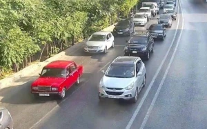 Bakının bir sıra yollarında tıxac yaranıb - SİYAHI