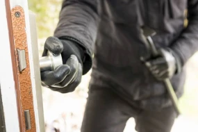 Bakıda evdən 40 min manatlıq oğurluq edildi