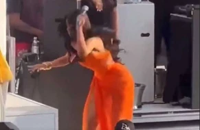Tamaşaçılara atdığı mikrofon 100 min dollara satıldı