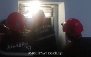 Liftdə qalan uşaqlar belə çıxarıldı - VİDEO