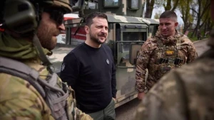 Ukrayna prezidenti Zelenski hərbi hissələri ziyarət etdi