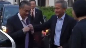 Çinli nazir həmkarını qalstuksuz görüb görün nə etdi - VİDEO  