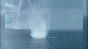 Dəniz üzərində eyni vaxtda yaranan iki tornado - VİDEO