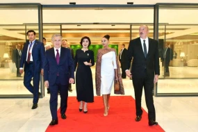 Prezidentlər və xanımları Füzulidə yeni evlərə köçürülmüş sakinlərlə görüşdülər