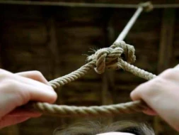 Bakıda makler binanın həyətində özünü asdı