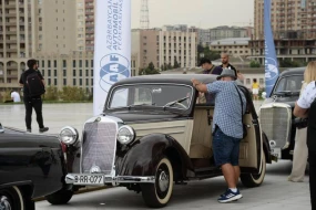 Bakıda klassik avtomobillərin sərgisi keçirildi
