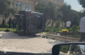 Bakıda metro yaxınlığında qəza: avtomobil aşdı (VİDEO)