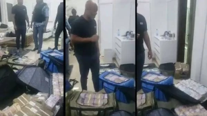 Qabonda devrilən prezidentin evindən çamadanlarla dolu pul çıxdı - VİDEO