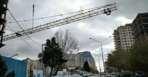 Bakının mərkəzində böyük təhlükə - FOTO