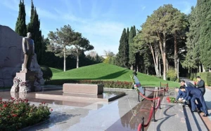 Özbək deputatlar Azərbaycana gəldi 