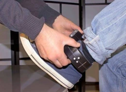 Atasının çənəsini sındırdı - Elektron qolbaq taxıldı