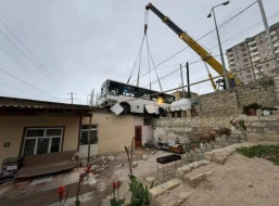 Bakıda avtobus evin damına çıxdı - VİDEO