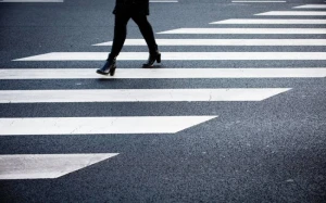 Bakıda yolu keçən piyadanı avtomobil vurdu