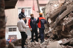 Zəlzələdə böyük ziyan görən boş bina öz-özünə uçdu