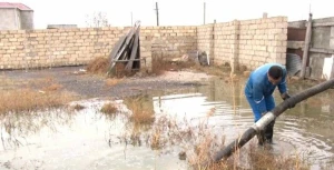Sumqayıtda kanal daşdı - 10 minə yaxın sakinin yaşadığı ərazini su basdı
