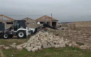 Qala və Buzovnada qanunsuz tikililər söküldü - VİDEO
