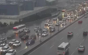 Bakının 15 yolunda tıxac var - SİYAHI