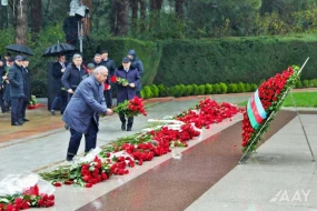 AAYDA-nin rəhbərliyi Fəxri Xiyabanda Ulu Öndərin xatirəsini yad etdi - FOTOLAR