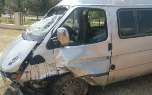 Mikroavtobus maneəyə çırpıldı - 3 nəfər yaralandı