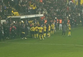 Daha bir klub prezidenti hakimin qərarını bəyənmədi - Matçı dayandırıb komandasını meydandan çıxardı