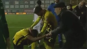 Futbolçu matçın davam etməsi üçün prezidentin qarşısında diz çökdü