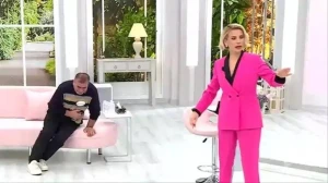 Esra Erolun verilişində qəribə anlar: Qadın ərini canlı yayımda pis hala saldı - VİDEO