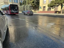 Bakıda məşhur parkın ətrafında su xətti partladı - VİDEO