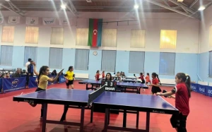 Stolüstü tennisçilər arasında ölkə turnirinə start verildi