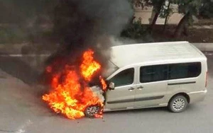 Ağdaşda mikroavtobus yanıb