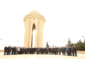 Azərbaycan vəkil korpusu Fəxri xiyabanı və Şəhidlər xiyabanını ziyarət etdi - FOTOLAR