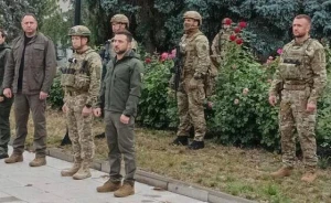 Zelenski qızğın döyüşlərin getdiyi şəhərə gəldi 