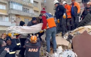 88 yaşlı qadın 62 saat sonra dağıntılar altından çıxarıldı