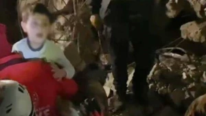 Dağıntıdan çıxarılan uşaq “Anam haradadır” deyib fəryad etdi - FOTO