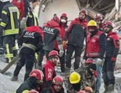 20 günlük körpə 60 saat sonra dağıntılar altından xilas edildi - FOTO