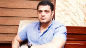 341 min manatlıq dələduzluqda ittiham olunan Səbuhi Rəcəbin məhkəməsində falçı dindirildi