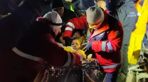 Türkiyədə zəlzələdə xəsarət alan 10 uşaq müalicə üçün Bakıya gətirildi