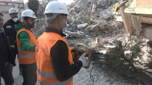 Hatayda dağıntılar altındakı canlılar termal detektorla aşkar edilir - FOTO