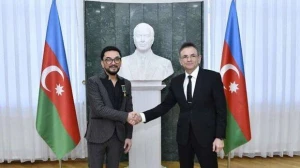 Mədət Quliyev Xalq artistini təltif etdi - FOTO